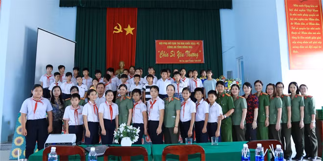 Hội Phụ nữ Cụm Thi đua khối XDLL-HC, lãnh đạo xã, Công an xã và Hội Phụ nữ xã Phú Túc tặng quà các em học sinh có hoàn cảnh khó khăn.