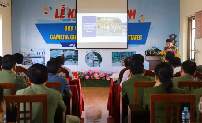 Lãnh đạo Phòng Hậu Cần CA tỉnh báo cáo quá trình triển khai, xây dựng dự án camera giám sát vi phạm TTATGT.