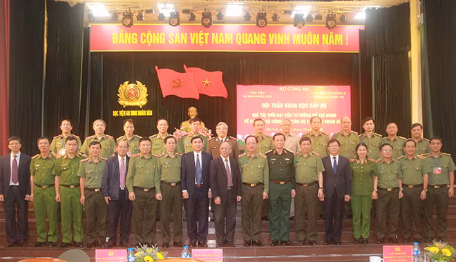 Thứ trưởng Nguyễn Văn Thành cùng các đại biểu dự hội thảo.
