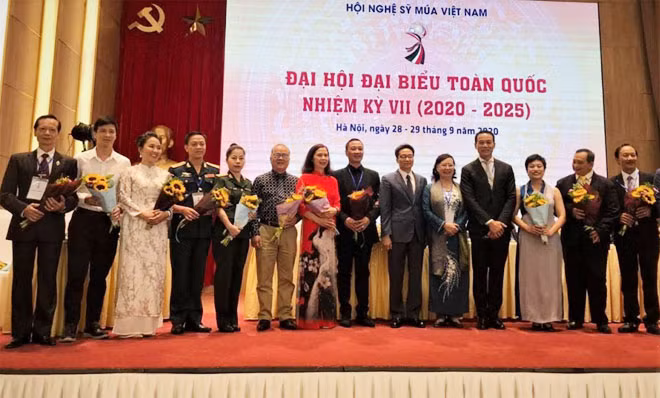 Đồng chí Vũ Đức Đam, Ủy viên Trung ương Đảng, Phó Thủ tướng Chính phủ chúc mừng Ban Chấp hành Hội Nghệ sĩ Múa Việt Nam khóa VII.