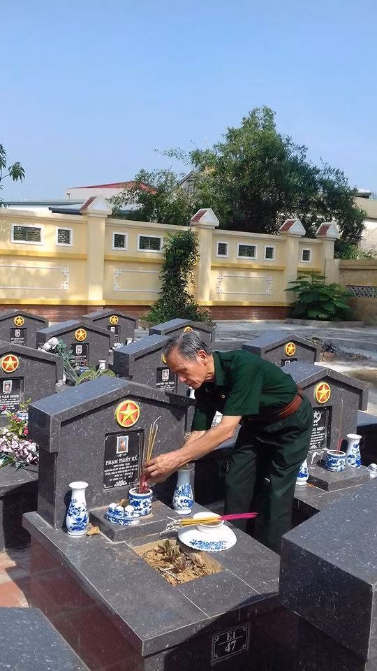 Thầy Phong thăm mộ liệt sĩ từng là học trò năm xưa. Thầy Phong thăm mộ liệt sĩ từng là học trò năm xưa.
