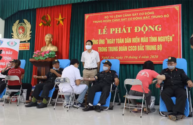 Lãnh đạo Trung đoàn CSCĐ Bắc Trung bộ tham gia hiến máu.