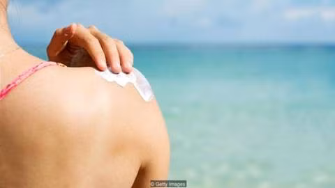 Chúng ta thường có xu hướng phơi nắng lâu hơn khi đã bôi kem chống nắng, đây có thể là một lý do khiến tỷ lệ ung thư da tăng lên.