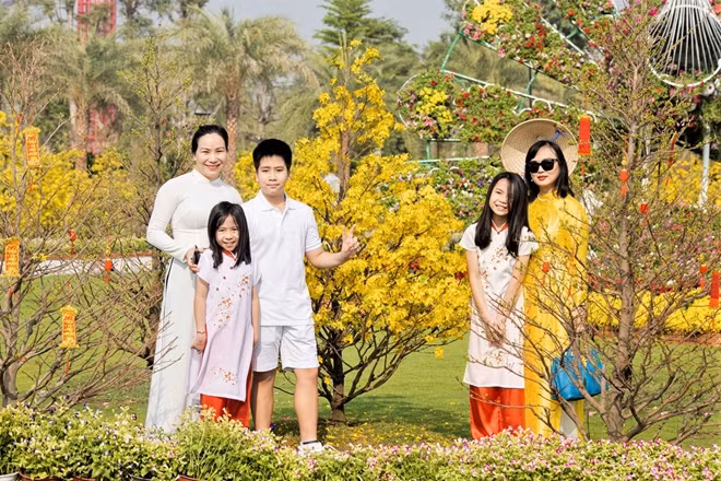 Ở miền Nam, các gia đến với lễ hội "Mai phú quý" tại Vinhomes Grand Park không thể bỏ qua cơ hội lưu lại khoảnh khắc đẹp nhất với 1.000 gốc mai vàng phú quý khoe sắc. Đây chính là nơi được ghi danh kỷ lục "Lễ hội hoa mai lớn nhất Việt Nam".
