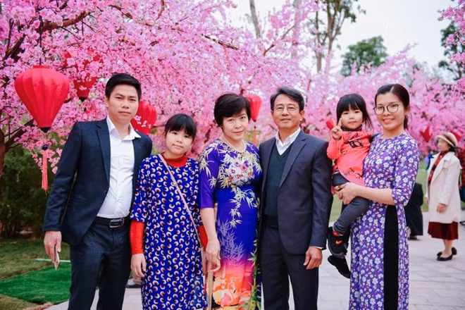 Rất nhiều cư dân cùng khách mời đã cùng nhau lưu lại những khoảnh khắc đáng nhớ trong lễ hội hoa xuân. Lễ hội quy mô lớn khắp hai miền chính là món quà mà Vinhomes dành tặng cư dân của mình trong dịp năm mới.