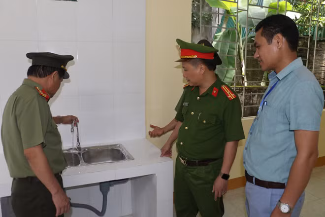 Các đại biểu cùng nhau tham quan, nghiệm thu công trình.