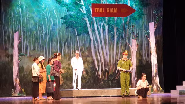 Cảnh trong vở “Hoa sen lửa”. Cảnh trong vở “Hoa sen lửa”.
