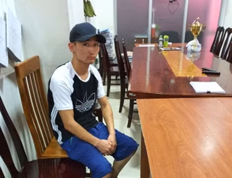 Đối tượng móc túi hành khách tại Cảng Hàng không quốc tế Tân Sơn Nhất. Đối tượng móc túi hành khách tại Cảng Hàng không quốc tế Tân Sơn Nhất.
