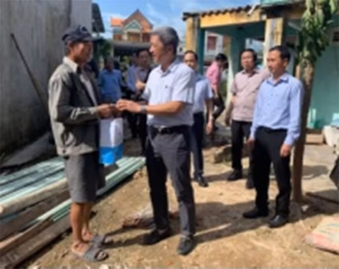 Đoàn công tác thăm và tặng quà gia đình người dân xã Tam Phú có nhà bị tốc mái trong bão số 9. Đoàn công tác thăm và tặng quà gia đình người dân xã Tam Phú có nhà bị tốc mái trong bão số 9.