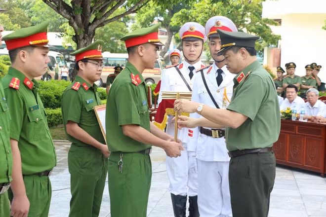 Thiếu tướng Trần Phú Hà, Giám đốc Công an tỉnh Thanh Hóa trao Quyết định cho đại diện CBCS được điều động đảm nhiệm chức danh Công an xã.