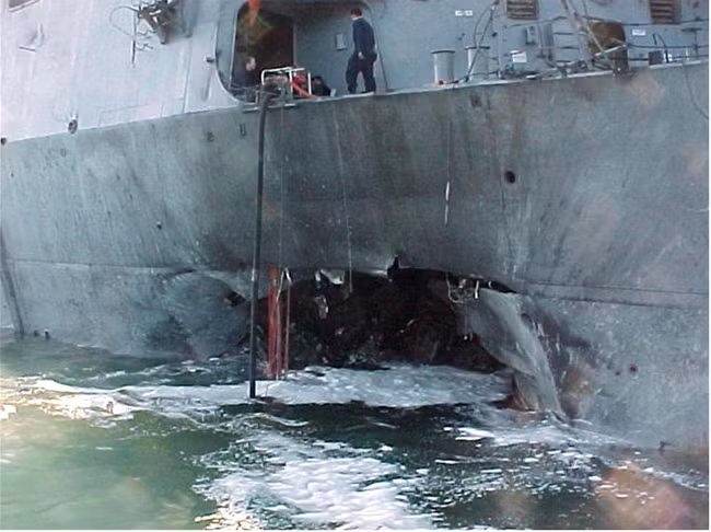 Chiến hạm USS Cole sau vụ đánh bom tự sát của các phần tử AQAP.