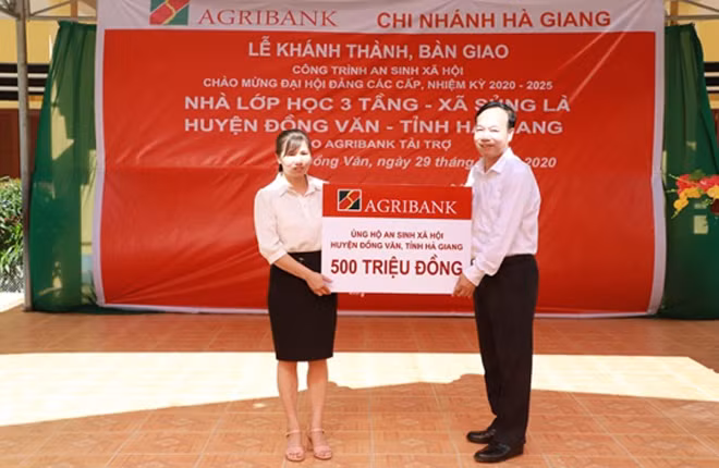 Đồng chí Phạm Hồ Bắc - Phó Chủ tịch thường trực Công đoàn Agribank tặng kinh phí hỗ trợ công tác giáo dục cho huyện Đồng Văn.