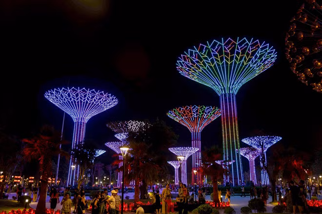 Lễ hội “Mai Phú Quý” tại Công viên Ánh sáng trở nên lung linh, huyền ảo về đêm. Lễ hội “Mai Phú Quý” tại Công viên Ánh sáng trở nên lung linh, huyền ảo về đêm.
