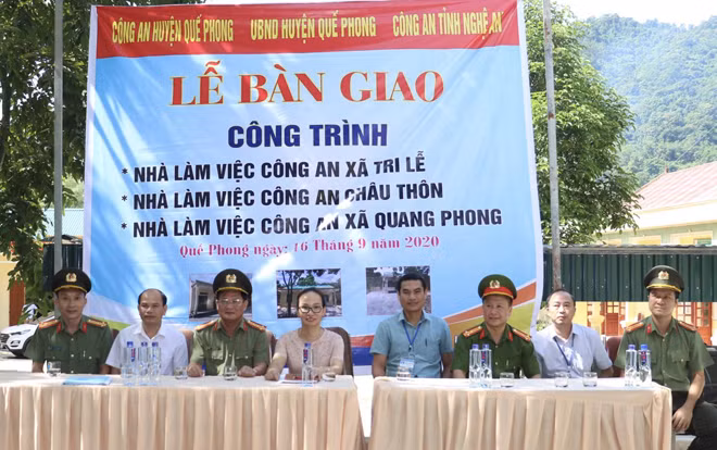 Đại diện Công an tỉnh, Công an huyện Quế Phong, chính quyền địa phương và các đơn vị liên quan tại buổi lễ bàn giao.
