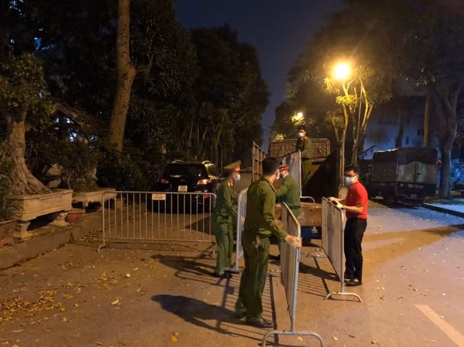 Công an phường Hoàng Liệt thực hiện nhiệm vụ tại một chốt cách ly.