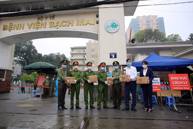 Thiếu tướng Đoàn Ngọc Hùng, Phó Giám đốc Công an TP Hà Nội, Đại tá Phạm Quang Khải, Tổng Biên tập Báo CAND và Công ty TNHH MTV thương mại dịch vụ Vạn Lộc Phát trao sữa cho cBCS làm nhiệm vụ tại chốt cách ly Bệnh viện Bạch Mai. Ảnh: Thắng Nguyễn. Thiếu tướng Đoàn Ngọc Hùng, Phó Giám đốc Công an TP Hà Nội, Đại tá Phạm Quang Khải, Tổng Biên tập Báo CAND và Công ty TNHH MTV thương mại dịch vụ Vạn Lộc Phát trao sữa cho cBCS làm nhiệm vụ tại chốt cách ly Bệnh viện Bạch Mai. Ảnh: Thắng Nguyễn.