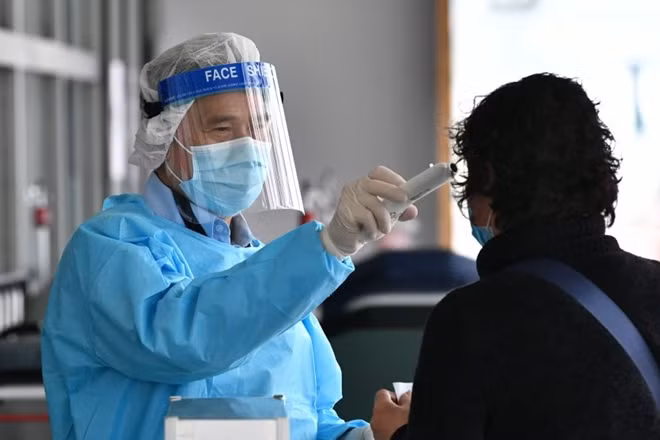 Cuộc chiến toàn cầu chống đại dịch COVID-19 còn nhiều cam go.