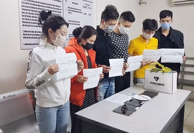 Những thanh niên trong bữa tiệc sinh nhật.