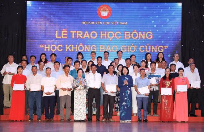 Phó Chủ tịch nước Đặng Thị Ngọc Thịnh và nguyên Phó Chủ tịch nước, GS.TS Nguyễn Thị Doan, Chủ tịch Hội Khuyến học Việt Nam trao học bổng cho những tấm gương tự học xuất sắc. Ảnh: TTXVN.