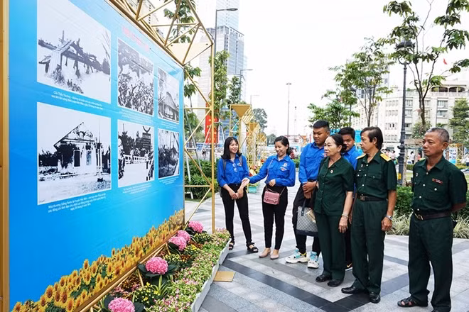 Các đại biểu tham quan triển lãm.