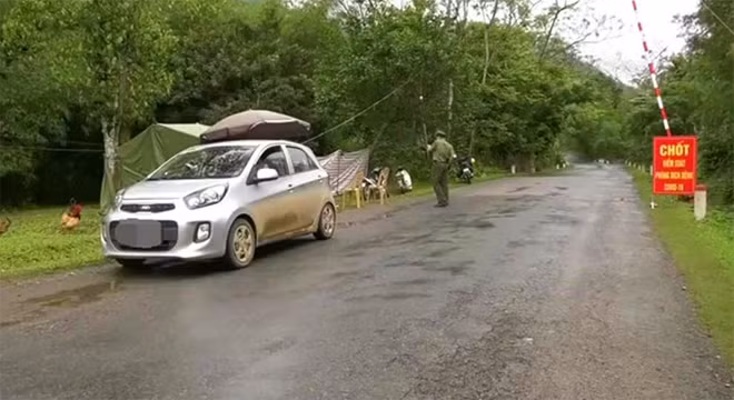 Chốt kiểm soát dịch COVID-19 huyện Lang Chánh tại khu vực dốc Sáp Ong.