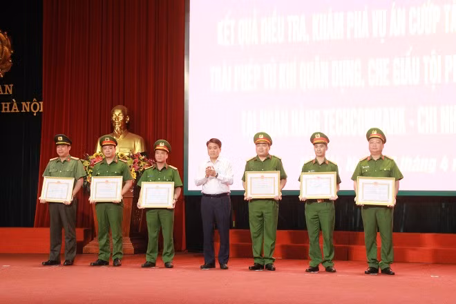 Chủ tịch UBND thành phố Hà Nội Nguyễn Đức Chung trao thưởng cho các tập thể và cá nhân có thành tích xuất sắc. Chủ tịch UBND thành phố Hà Nội Nguyễn Đức Chung trao thưởng cho các tập thể và cá nhân có thành tích xuất sắc.