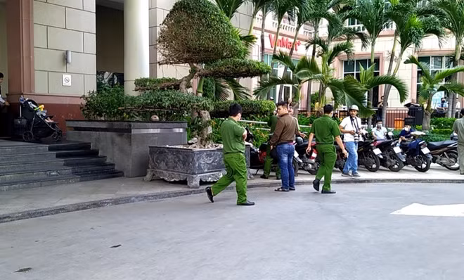Cơ quan điều tra đến khám xét nhà ông Trần Vĩnh Tuyến.