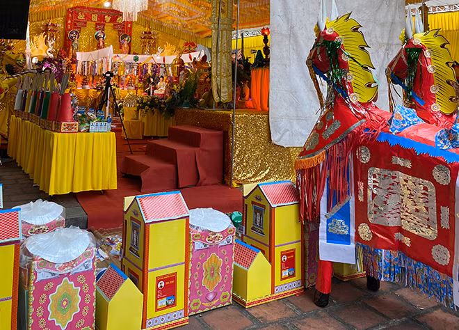 Những đàn lễ hoành tráng tốn kém. Những đàn lễ hoành tráng tốn kém.