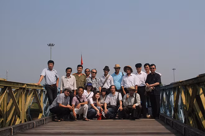 Các nhà văn tham quan thực tế tại cầu Hiền Lương (Quảng Trị, tháng 4/2019). Các nhà văn tham quan thực tế tại cầu Hiền Lương (Quảng Trị, tháng 4/2019).