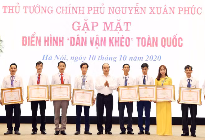 Thủ tướng Nguyễn Xuân Phúc trao Bằng khen tặng các tập thể. Ảnh: TTXVN