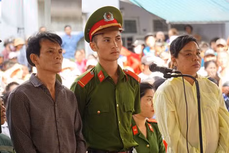Hai bị cáo Nguyễn Hùng Dũng và Lê Thị Phương Oanh tại phiên tòa xét xử lưu động.