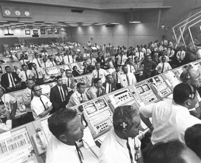 Cảnh tượng tại Trung tâm Không gian John Kennedy, nơi các nhân viên chứng kiến tàu Apollo 11 cất cánh.
