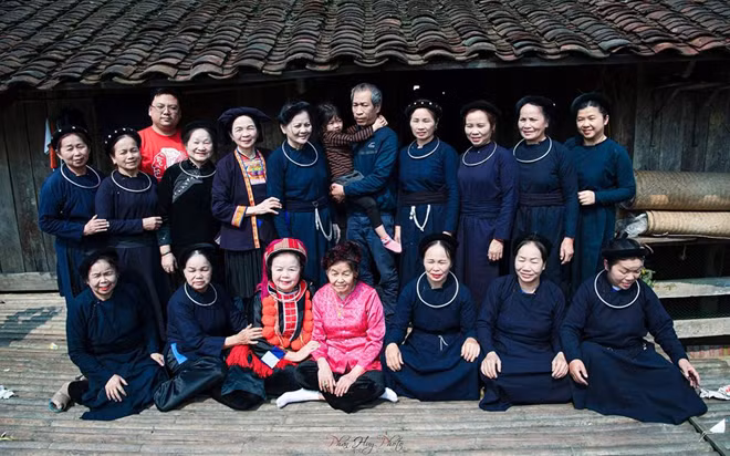 Nghệ nhân Xuân Bách (đứng phía sau), Nghệ sĩ Nhân dân Triệu Thủy Tiên (ngồi, thứ 3 từ trái sang) cùng câu lạc bộ then Cẩu Pung tại xã Cao Minh, huyện Tràng Định.