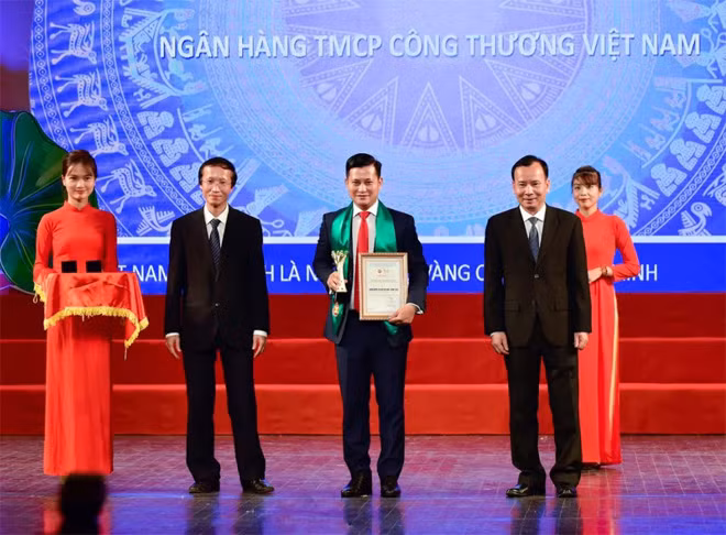 Đại diện VietinBank nhận danh hiệu “Doanh nghiệp tiêu biểu ASEAN 2020”. Đại diện VietinBank nhận danh hiệu “Doanh nghiệp tiêu biểu ASEAN 2020”.