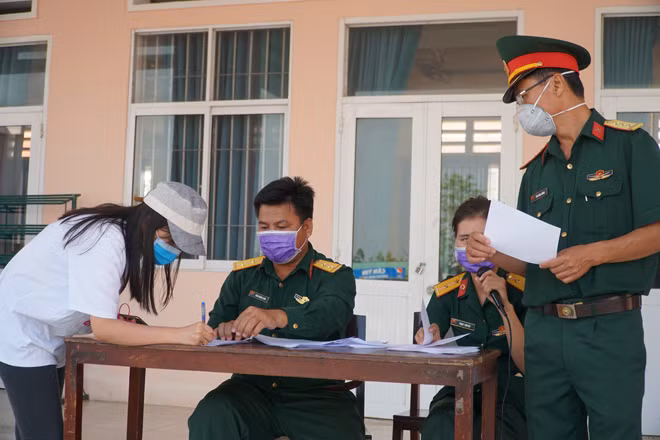 Nhận giấy chứng nhận hoàn thành thời gian cách ly tập trung để về với giá đình, ai cũng vui mừng. Nhận giấy chứng nhận hoàn thành thời gian cách ly tập trung để về với giá đình, ai cũng vui mừng.