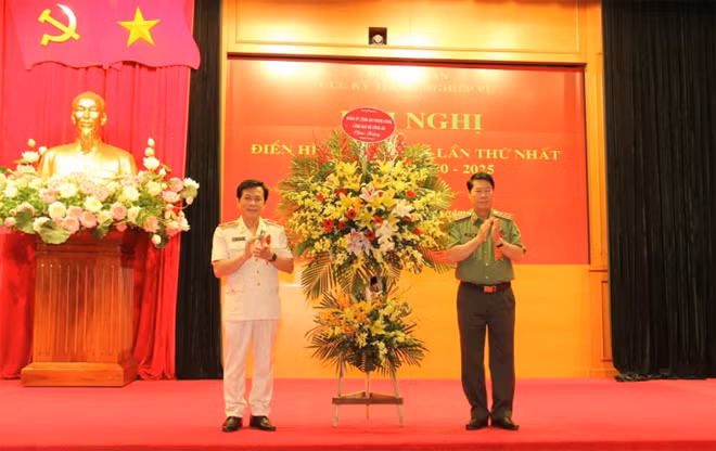 Thứ trưởng Bùi Văn Nam tặng hoa chúc mừng Cục KTNV.