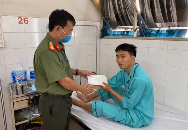 Đại tá Hồ Văn Mười –Giám đốc Công an tỉnh Đắk Nông tặng quà và thăm hỏi, động viên Thiếu úy Nguyễn Mạnh Hùng nhanh chóng hồi phục sức khỏe để trở về đơn vị tiếp tục công tác.