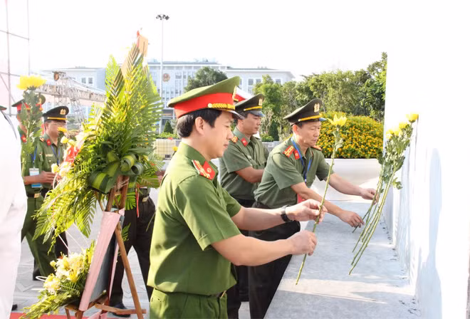Các đại biểu dâng hoa Tượng đài Bác Hồ tại Quảng trường Tây Bắc.