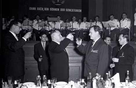 Từ trái sang: Marcus Wolf, Erich Mielke – hai nhà lãnh đạo tình báo hàng đầu của CHDC Đức và Korotkov.
