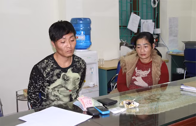 Dương Thị Giang và Đặng Huy Luân cùng toàn bộ tang vật tại cơ quan CSĐT.