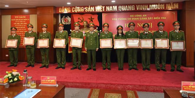 Thứ trưởng Lê Quý Vương trao Bằng khen của Bộ Công an tặng các cá nhân. Thứ trưởng Lê Quý Vương trao Bằng khen của Bộ Công an tặng các cá nhân.