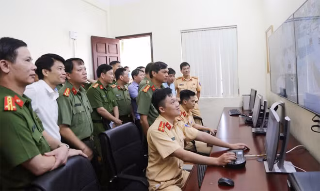 Các đại biểu tham quan trung tâm quản lý hệ thống camera giám sát vi phạm TTATGT.