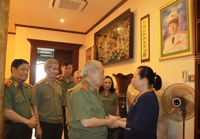 Bà Nguyễn Thị Hiền, phu nhân của cố Chủ tịch nước Trần Đại Quang xúc động đón tiếp đoàn cán bộ BLL Công an chi viện chiến trường miền Nam.