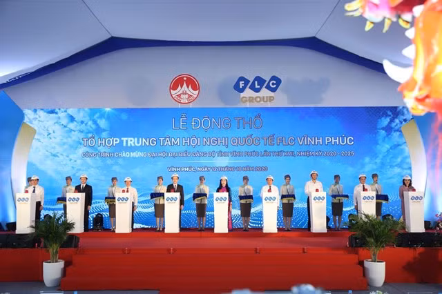 Lãnh đạo tỉnh Vĩnh Phúc và Tập đoàn FLC cùng các đại biểu nhấn nút động thổ Tổ hợp Trung tâm hội nghị quốc tế FLC Vĩnh Phúc.
