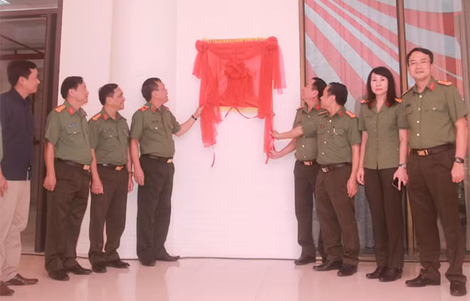 Thiếu tướng Lê Văn Hải cùng các đại biểu tại lễ gắn biển công trình Nhà thi đấu.