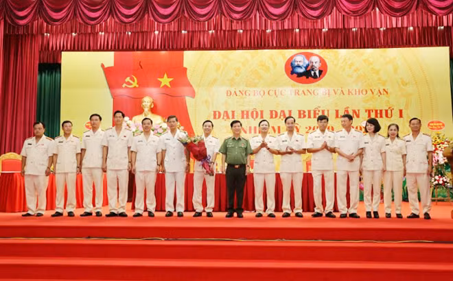Thứ trưởng Nguyễn Văn Sơn tặng hoa chúc mừng BCH Đảng ủy Cục Trang bị và Kho vận nhiệm kỳ mới 2020-2025. Thứ trưởng Nguyễn Văn Sơn tặng hoa chúc mừng BCH Đảng ủy Cục Trang bị và Kho vận nhiệm kỳ mới 2020-2025.