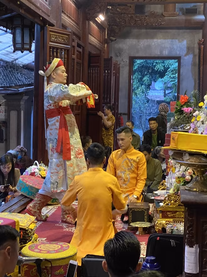 Cảnh hầu đồng cuối năm tại một số cơ sở tâm linh.