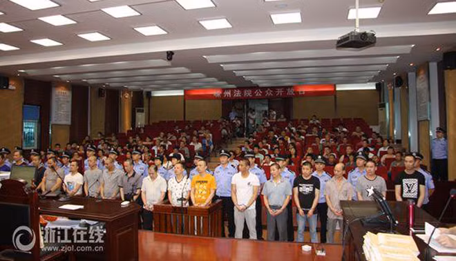 Phiên tòa xét xử bọn tội phạm.