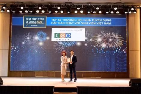 Đại diện Tập đoàn CEO nhận vinh danh Nhà tuyển dụng hấp dẫn nhất với sinh viên Việt Nam 2020. Đại diện Tập đoàn CEO nhận vinh danh Nhà tuyển dụng hấp dẫn nhất với sinh viên Việt Nam 2020.
