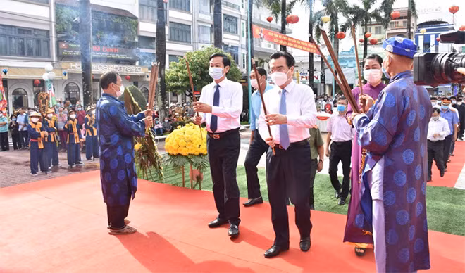 Các đồng chí lãnh đạo tỉnh Kiên Giang dâng hương tại Công viên tượng đài Nguyễn Trung Trực vào sáng 13/10.